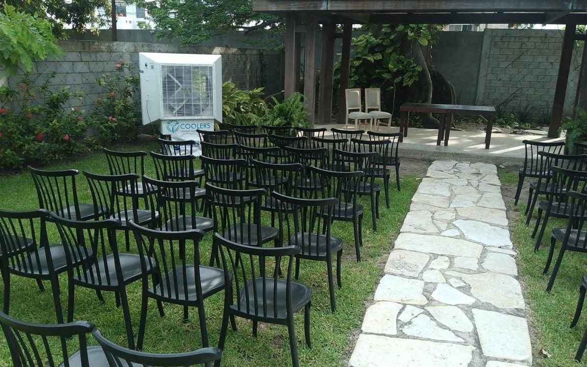 Ceremonia en jardín con cooler ubicado al fondo