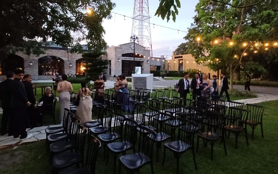 Evento al atardecer con montaje al aire libre
